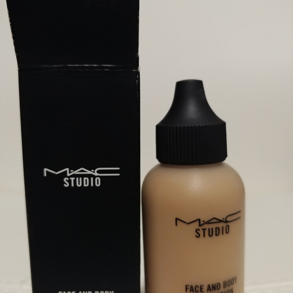 MAC Face and Body Foundation